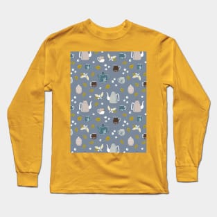 Pattern with ceramic kitchenware, blueberry and leaves Long Sleeve T-Shirt